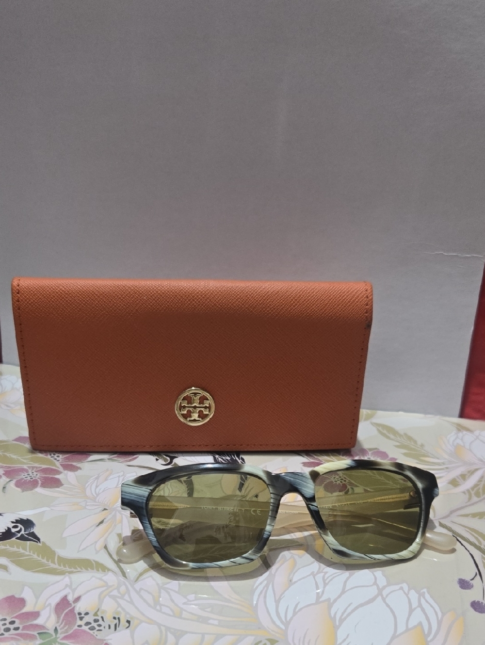 Tory Burch Women Sunglass And Case